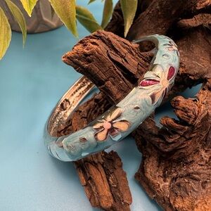 Blue swirled enamel clamp bangle, EUC. Silver tone metal flowers with red/white.